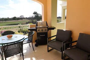 Outdoor dining - Condo Del Triple Vista (oistins)