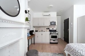 Kylskåp, mikrovågsugn, ugn och kaffe- och tebryggare
