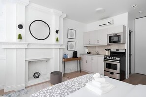 WiFi, bed sheets - City Gem | 2-Beds Condo • Prime Downtown Location (Montreal)
