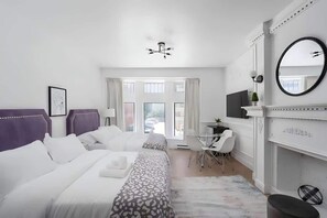 WiFi, bed sheets - City Gem | 2-Beds Condo • Prime Downtown Location (Montreal)