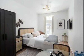 WiFi, bed sheets - Downtown Comfort | Modern Apartment in Prime Area (Montreal)