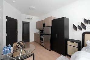 Fridge, microwave, oven, coffee/tea maker - Downtown Comfort | Modern Apartment in Prime Area (Montreal)