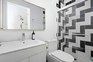 Shower, shampoo - The Suites | Downtown Montreal (Montreal)