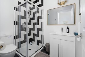 Shower, shampoo - The Suites | Downtown Montreal (Montreal)