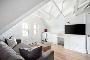 TV, offices - The Suites | Downtown Montreal (Montreal)