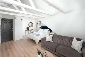 TV, offices - The Suites | Downtown Montreal (Montreal)