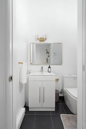 Shower, shampoo - The Suites | Downtown Montreal (Montreal)
