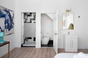 WiFi, bed sheets - The Suites | Downtown Montreal (Montreal)
