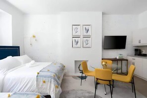 WiFi, bed sheets - Downtown Gem |2-Beds Condo • Prime location & Wifi (Montreal)