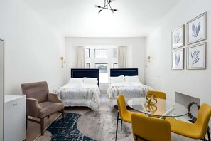 WiFi, bed sheets - Downtown Gem |2-Beds Condo • Prime location & Wifi (Montreal)