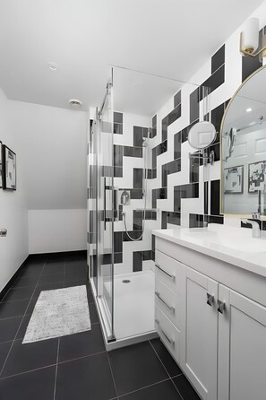 Shower, shampoo - The Suites | Downtown Montreal | 2 Beds (Montreal)