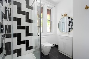Shower, shampoo - The Suites 1 | Downtown Montreal (Montreal)