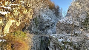 A natural cave entrance with a clear water pool and rocky walls. - Charming family gîte "Le Nid de Chartreuse" in Saint Christophe la Grotte (Saint-Christophe)