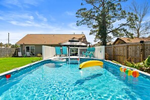 Outdoor pool - Private Pool~ Huge Backyard~PCB Paradise. Walk to Bars, Beach & Family Fun (Panama City)