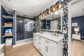 Shower, hair dryer, towels, soap - Private Pool~ Huge Backyard~PCB Paradise. Walk to Bars, Beach & Family Fun (Panama City)