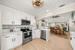 Fridge, microwave, oven, stovetop - Private Pool~ Huge Backyard~PCB Paradise. Walk to Bars, Beach & Family Fun (Panama City)