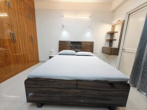 2 dormitorios, escritorio, tabla de planchar con plancha y wifi gratis