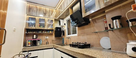 Refrigerador, microondas, parrilla de estufa y tetera eléctrica