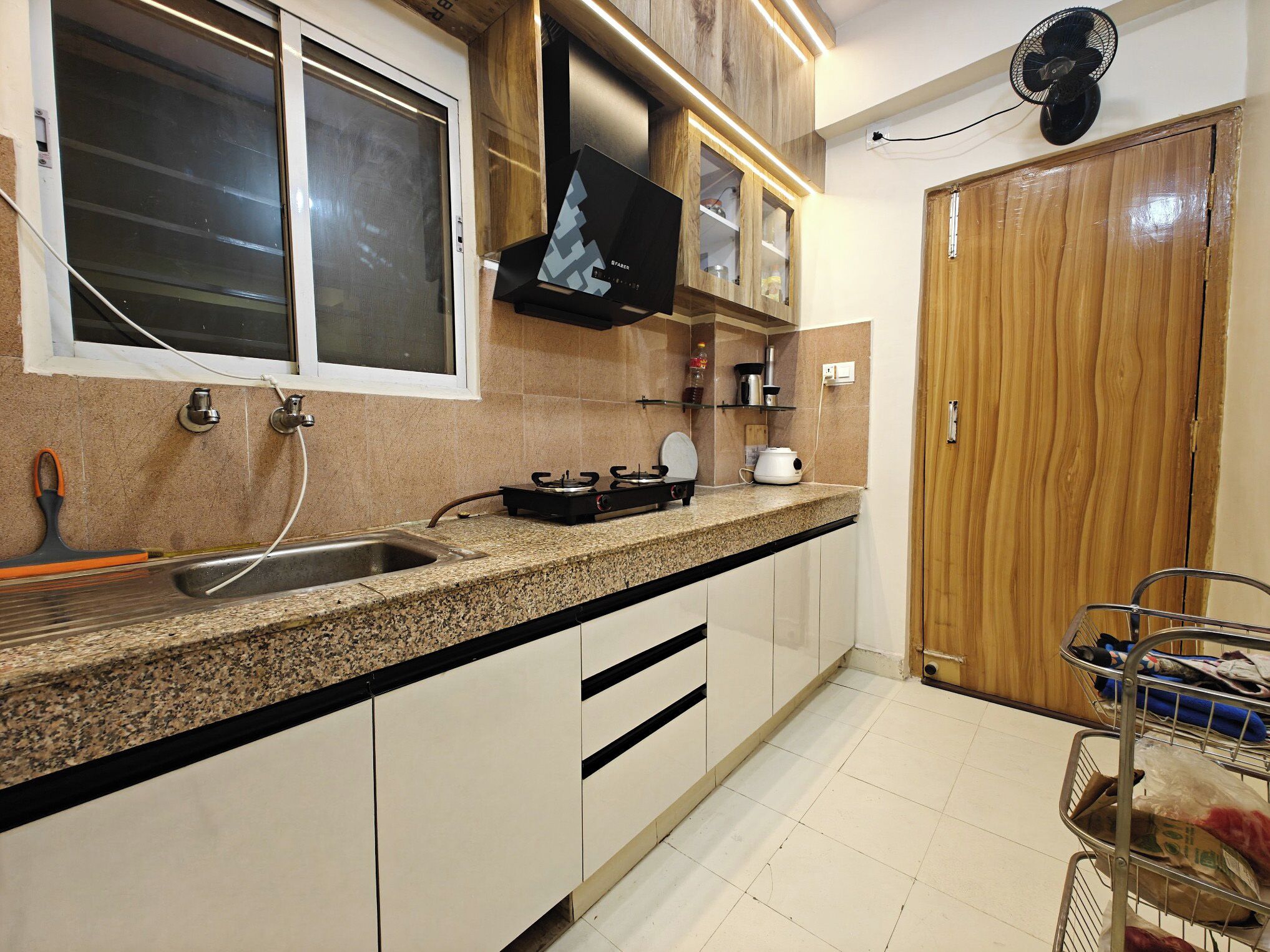 Geladeira, micro-ondas, cooktop, chaleira elétrica