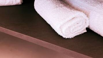 Doppia Deluxe, 1 camera da letto, idromassaggio, vista cortile | Bagno | Asciugacapelli, pantofole, asciugamani, sapone