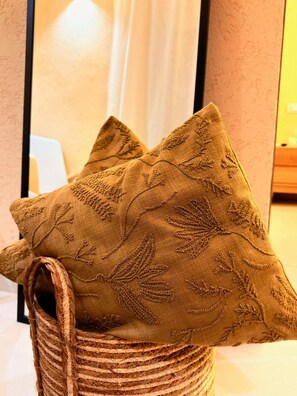 Deluxe Double Room, 1 Bedroom, Hot Tub, Courtyard View | Interior detail