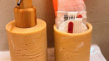 Doppia Superior, balcone, vista città | Bagno | Asciugacapelli, pantofole, asciugamani, sapone