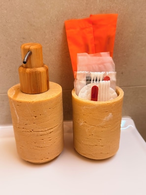 Phòng đôi Superior, ban công, quang cảnh thành phố | Phòng tắm | Máy sấy tóc, dép đi trong nhà, khăn tắm, xà phòng