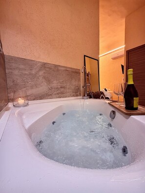 Quarto casal luxo, 1 quarto, banheira de imersão, vista para o pátio | Banheiro | Secador de cabelo, chinelos, toalhas de banho, sabonete