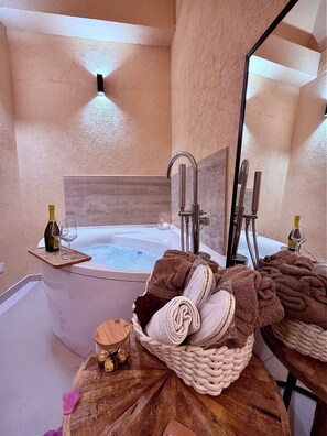 Deluxe Double Room, 1 Bedroom, Hot Tub, Courtyard View