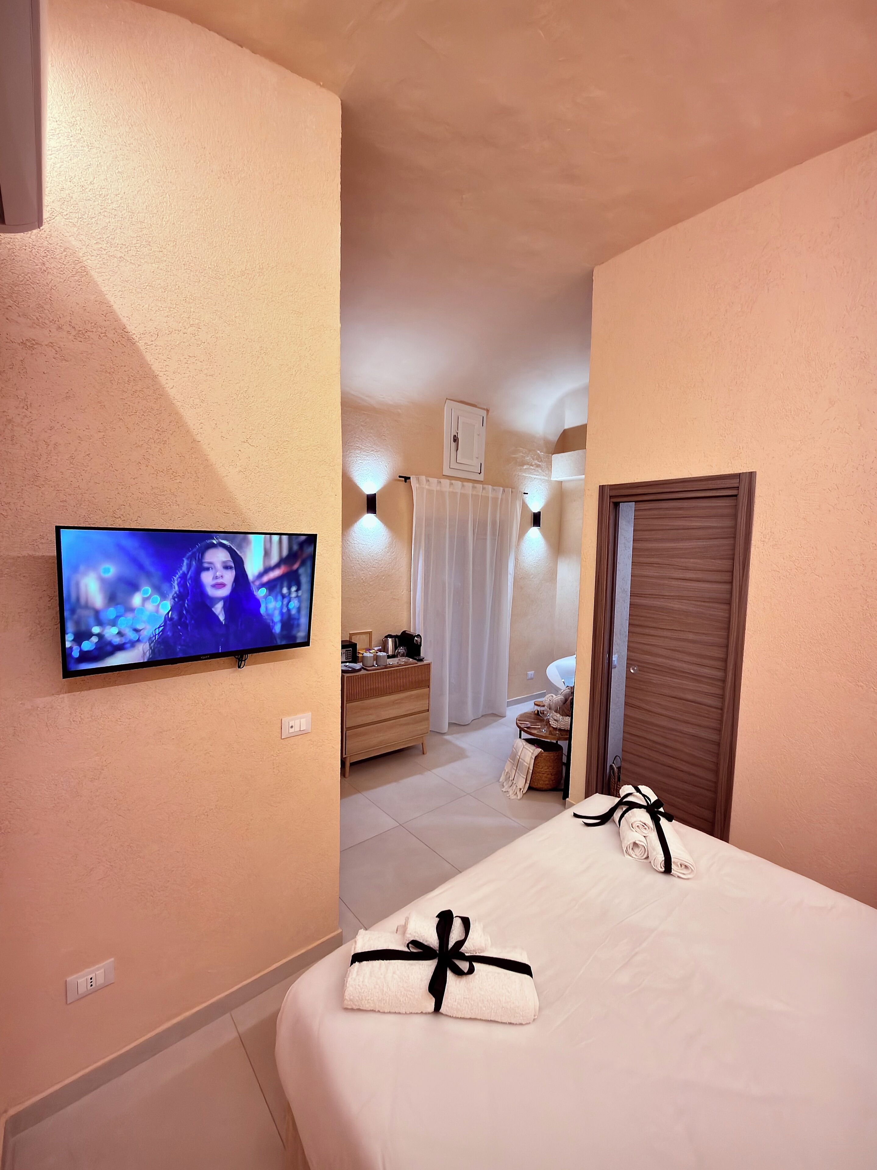 Deluxe Double Room, 1 Bedroom, Hot Tub, Courtyard View | Premium bedding, down comforters, memory foam beds, minibar