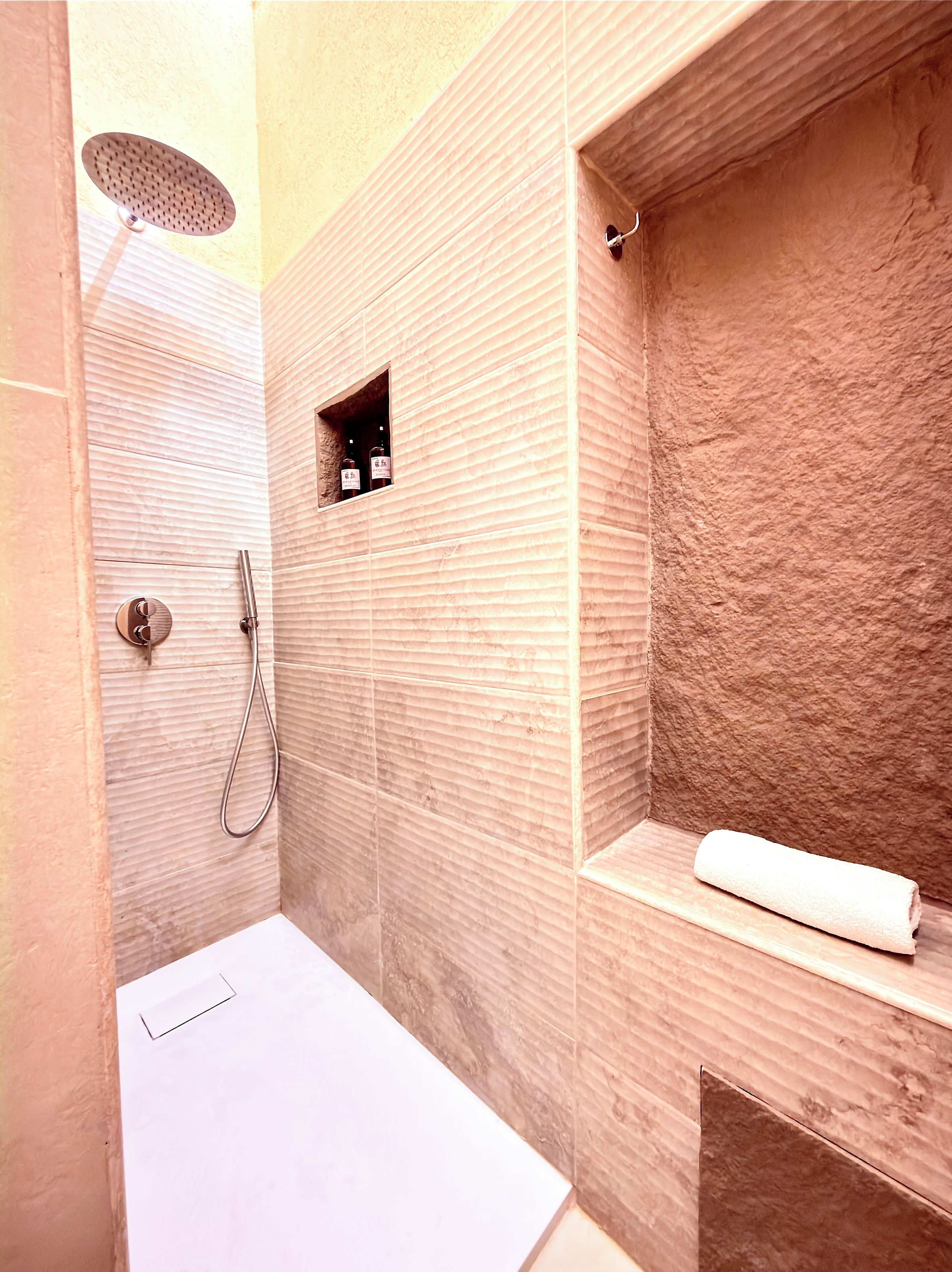 Dobbeltrom – superior, balkong, byutsikt | Bad | Hårføner, tøfler, håndklær og såpe