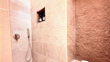 Dobbeltrom – superior, balkong, byutsikt | Bad | Hårføner, tøfler, håndklær og såpe