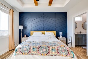 3 habitaciones, escritorio y tabla de planchar con plancha 