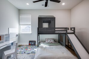 3 dormitorios, escritorio, tabla de planchar con plancha y cuna de viaje