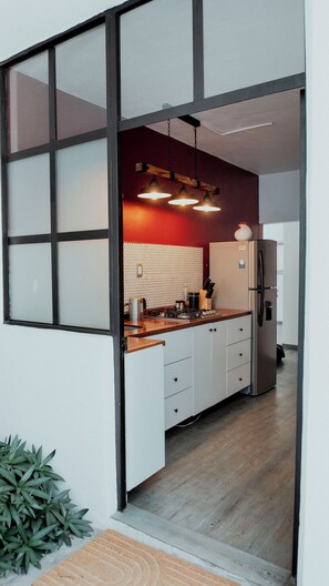 Kühlschrank, Wasserkocher mit Kaffee-/Teezubehör, Toaster