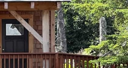 Charming 2-bedroom cottage in Homer perfect for relaxing stays.