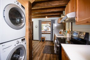 Private kitchen - Charming 2-bedroom cottage in Homer perfect for relaxing stays. (Homer)