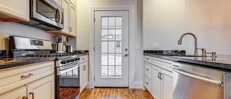 Fridge, microwave, stovetop, dishwasher