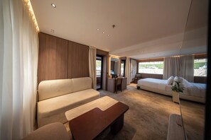 Royal suite, balkon | Een bureau, gratis wifi, beddengoed