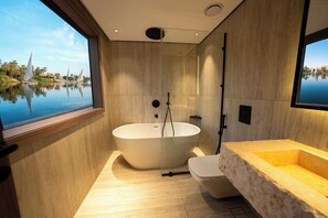 Luxe kamer | Badkamer | Een bad, gratis toiletartikelen, handdoeken, zeep