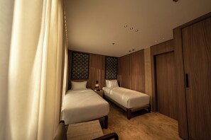 Desk, free WiFi, bed sheets, wheelchair access - ORO Luxury Dahabiya Nile Cruise Luxor to Aswan (Luxor)