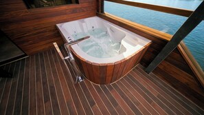 Suite junior | Tina de hidromasaje al aire libre