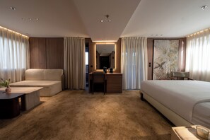 Phòng Suite Royal, ban công | Bàn, truy cập Internet không dây miễn phí, bộ trải giường 