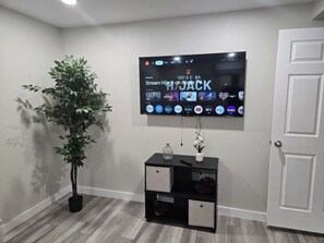 Interior - Mount Trilogy Suite III (Laredo)