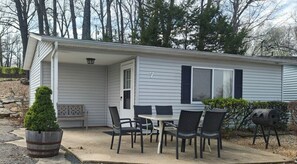 Outdoor dining - Charming Lake Cottage #7 at Teal Point Resort with Dazzling Views of Lake Norfork (Mountain Home)