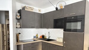 Cafetera y tetera, refrigerador, microondas y horno 