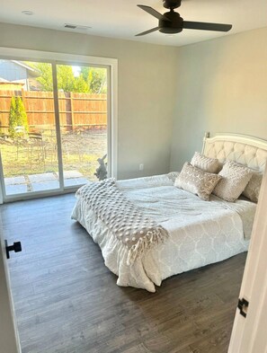 3 bedrooms, iron/ironing board, WiFi, bed sheets - Newly remodeled inside/out, walking distance downtown (Kelseyville)