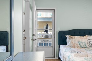 4 bedrooms, iron/ironing board, WiFi, bed sheets - "Sea Breeze Retreat" (Myrtle Beach)