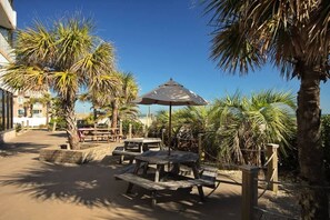 Outdoor dining - Carol's Coastal Getaway (Myrtle Beach)