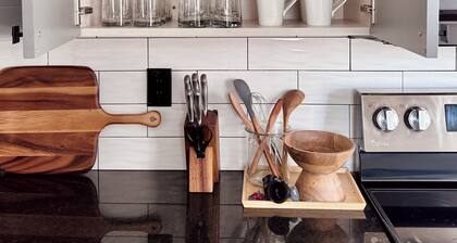 Sunny New 2BR Retreat in Milwaukee - Modern and Comfortable